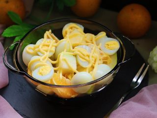 13、鹌鹑蛋水果沙拉,然后挤上沙拉酱，好好吃呢