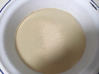 2、发糕,酵母、水、糖放入盆中。