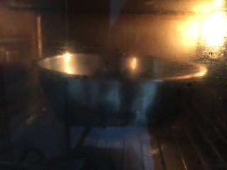 6、发糕,放烤箱中发酵。