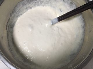 8、发糕,用筷子搅拌均匀。