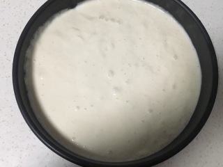 9、发糕,倒入披萨盘。
