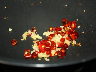 9、美味下饭宫保豆腐,用煎豆腐剩下的底油炒香姜末和干辣椒。