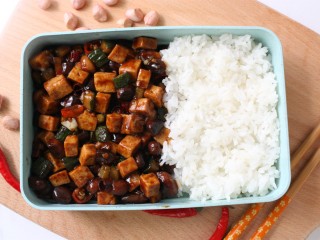 13、美味下饭宫保豆腐,和米饭一起装入便当盒。
