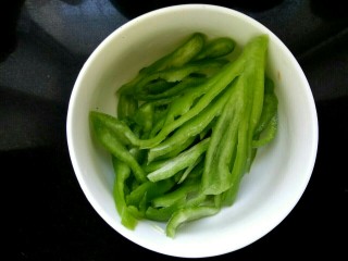 4、鱼香鸡丝,尖椒切丝