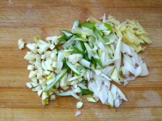 5、鱼香鸡丝,葱姜蒜切碎