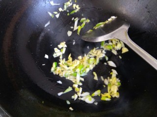 11、鱼香鸡丝,把锅洗干净，烧干，放入适量植物油，爆香葱姜蒜