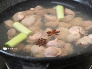 2、鸡胗拌黄瓜,锅里加没过鸡胗的水，放入2勺料酒、1勺生抽2个八角、葱段、姜片，开火开始煮鸡胗。