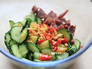 10、鸡胗拌黄瓜,将料汁淋在鸡胗和黄瓜上，搅拌均匀。