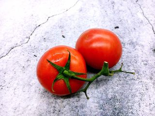 1、番茄鸡蛋青豆,番茄两只。