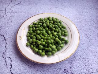 4、番茄鸡蛋青豆,豌豆（青豆）去皮，洗干净备用。