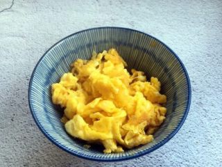 5、番茄鸡蛋青豆,鸡蛋提前炒好备用。