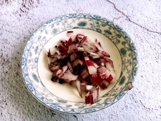 6、番茄鸡蛋青豆,洋葱切成碎末。