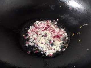 7、番茄鸡蛋青豆,热锅凉油，放入洋葱碎，煸炒出香味。