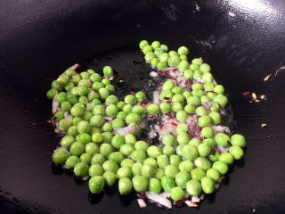 8、番茄鸡蛋青豆,放入豌豆（青豆）煸炒片刻。