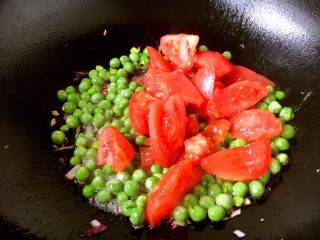 9、番茄鸡蛋青豆,放入番茄块。