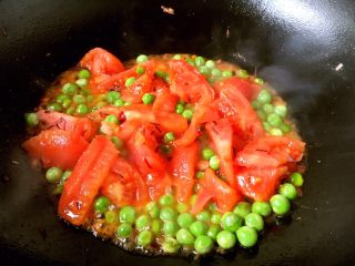 10、番茄鸡蛋青豆,将番茄炒至发软。