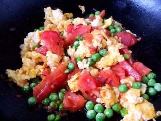 11、番茄鸡蛋青豆,放入提前炒好的鸡蛋，翻炒均匀。