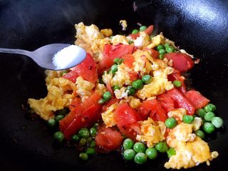 12、番茄鸡蛋青豆,放入适量的盐，调味。