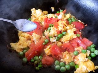 13、番茄鸡蛋青豆,放入少许的糖提鲜。