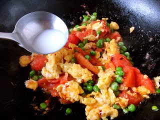 14、番茄鸡蛋青豆,放入少许的水淀粉勾芡。