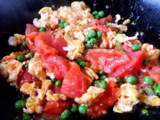 15、番茄鸡蛋青豆,番茄鸡蛋豌豆（青豆）炒好了。