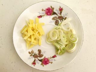 4、蚂蚁上树,鲜姜切成丝，大葱切成葱花