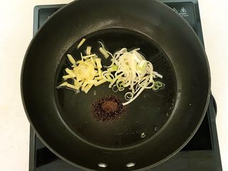 8、蚂蚁上树,油烧热后加入姜丝和葱花