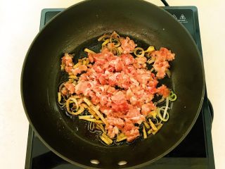 10、蚂蚁上树,加入猪肉末，加入1勺料酒