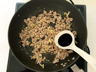 11、蚂蚁上树,加入1勺生抽