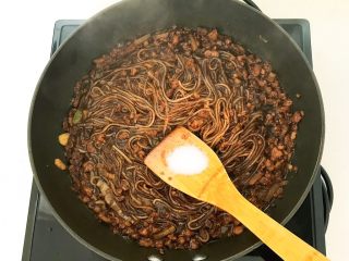 16、蚂蚁上树,加入精盐调味