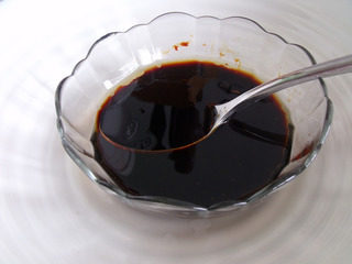 4、铁板照烧鸡腿,酱油半汤匙 蚝油一汤匙 芝麻油一汤匙 白糖三分之二汤匙兑成汁