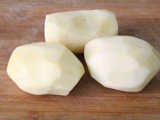 2、孜然土豆,土豆洗净去皮。