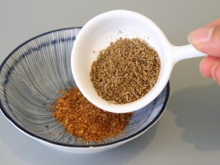 8、孜然土豆,放入刚刚磨好的孜然。