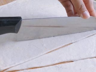 3、香肠飞饼卷,对向切成三角形