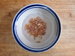 4、白菜豆腐煲,海米稍微浸泡一下，去除表面的杂质和盐分，也有助于在烹煮时让海米中的鲜味得到更好的释放。