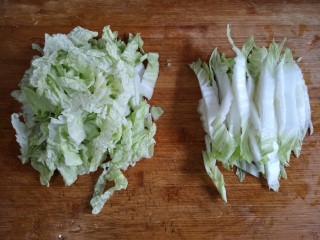 8、白菜豆腐煲,白菜浸泡洗净，切丝，将菜帮和菜叶分开。