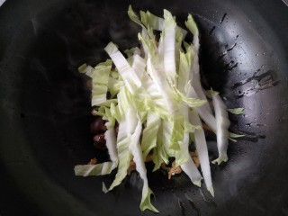 10、白菜豆腐煲,下入白菜帮炒塌。