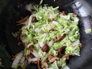 12、白菜豆腐煲,大火翻炒，将菜叶炒塌。