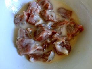 5、溜肉段,将淀粉水倒入猪肉块中腌制10分钟，此时将青椒红椒切一厘米见方的小块，胡萝卜切片。