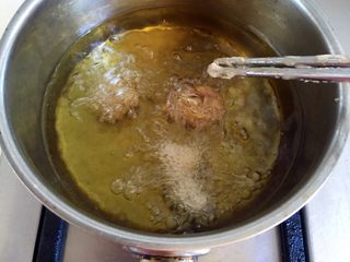 6、溜肉段,锅内放油烧至五成热，一块一块的放入裹满淀粉的肉块。