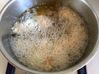 7、溜肉段,当肉块漂浮到油面上就表示熟了。