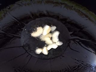 11、溜肉段,另用锅放少许油，烧热，放入蒜片爆香。