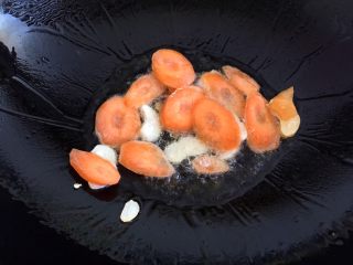 12、溜肉段,放入胡萝卜片翻炒两下。