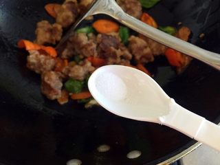 16、溜肉段,放盐调味。