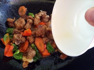 17、溜肉段,倒入芡汁。