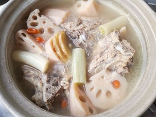 9、莲藕脊骨汤,起锅前放盐。（不要过早放盐，过早放盐，会使肉里含的水分很快跑出来，会加快蛋白质的凝固，肉质发死，也影响汤的鲜美）。