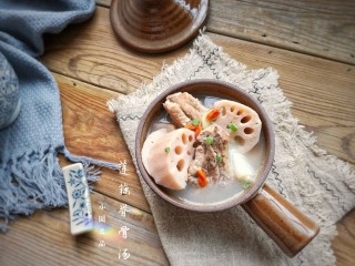 10、莲藕脊骨汤,出锅。