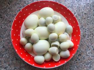 2、啤酒卤蛋,剥皮。为了更好的入味儿，用刀在鸡蛋上划几下