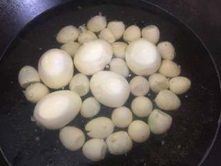 3、啤酒卤蛋,剥好皮的鸡蛋和鹌鹑蛋放到锅里，水和啤酒的比例为2：1.