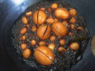 7、啤酒卤蛋,转大火收汁。